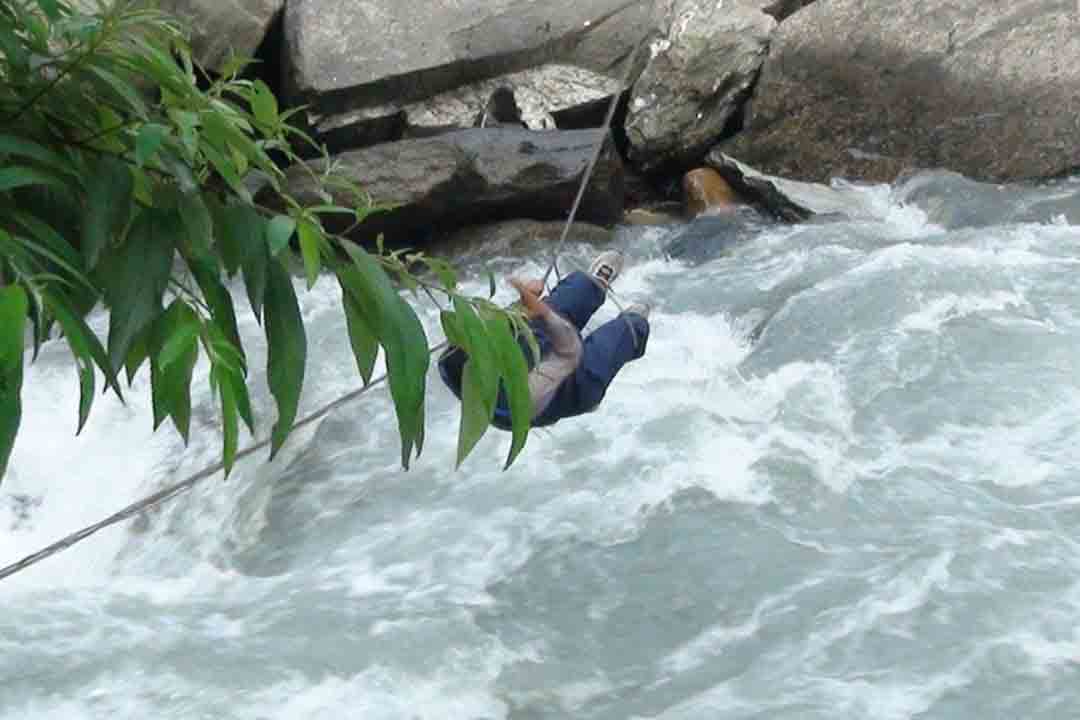 तुइनबाट खसेर बेपत्ता भएका दार्चुलाका १० बर्षीय बिष्टको खोजी कार्य जारी 